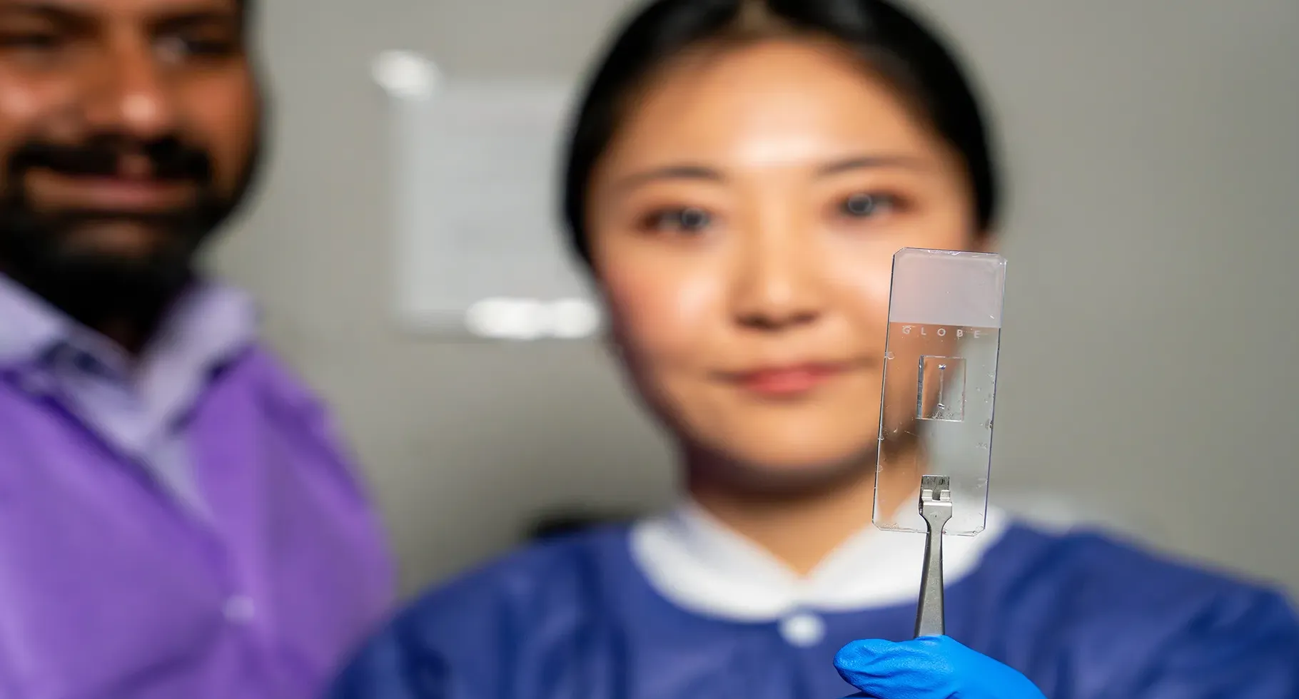 Dr. Abhishek Jain dan Jennifer Lee menunjukkan vessel-chip