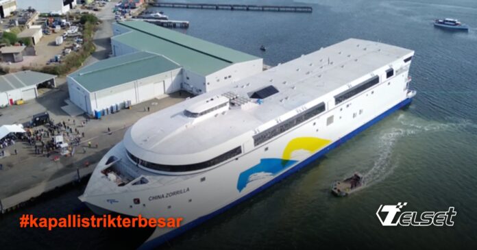 Kapal Listrik Terbesar di Dunia dengan Baterai 275 Ton Diluncurkan di Tasmania Kapal penumpang listrik Hull 096 berlabuh di pelabuhan Tasmania