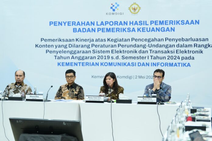 Kemkomdigi vs Konten Negatif: 1,3 Juta Situs Judi Online Ditutup dalam 6 Bulan Menteri Komunikasi dan Digital Meutya Hafid saat presentasi laporan penanganan konten negatif