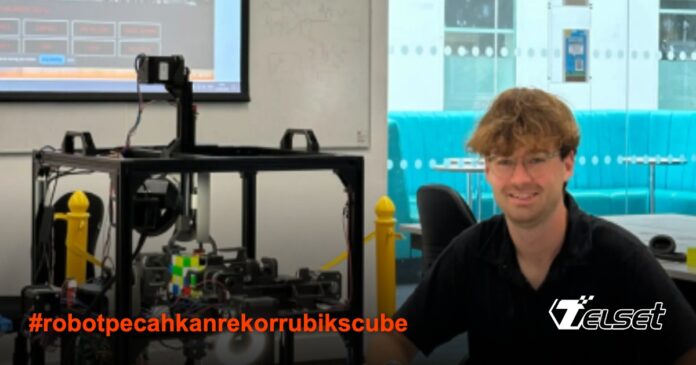 Robot The Revenger memecahkan Rubik's Cube 4x4 dengan waktu rekor 45 detik