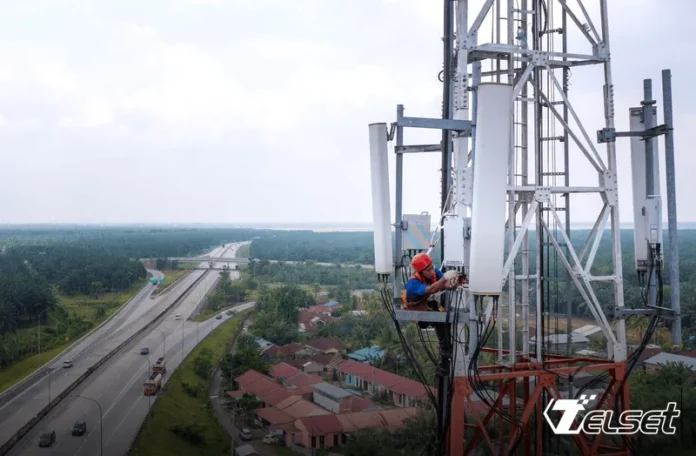 XL Axiata Catat Pendapatan Rp8,6 Triliun di Q1 2025 Grafik pertumbuhan XL Axiata Q1 2025 dengan latar belakang jaringan telekomunikasi