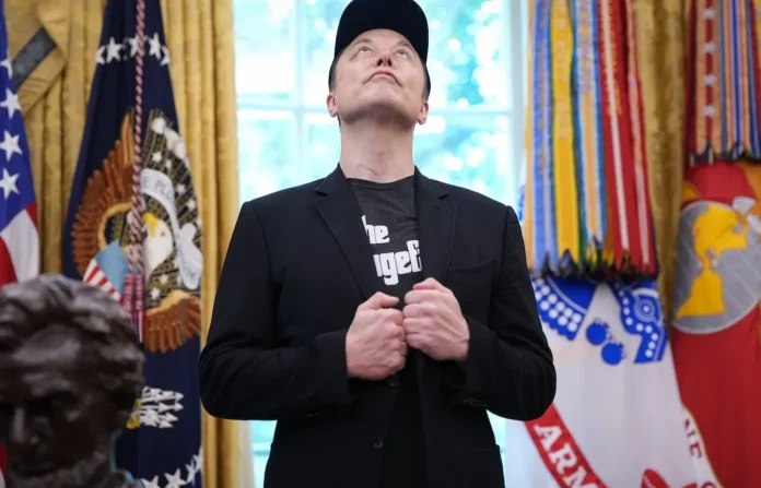 image-1750593052270-9222.webp Elon Musk dan Donald Trump di Oval Office Gedung Putih, Mei 2025