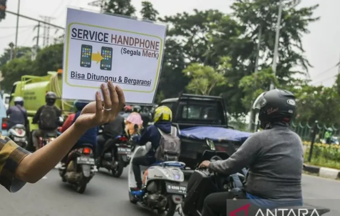 image-1751509973198-5024.webp Ilustrasi ponsel lama dengan tanda baterai lemah, layar retak, dan notifikasi penyimpanan penuh