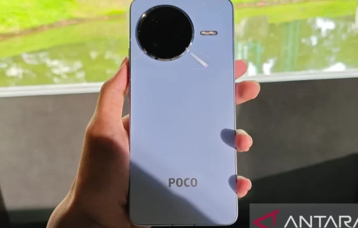 Ilustrasi wanita menggunakan ponsel dengan jarak aman untuk mengurangi paparan radiasi