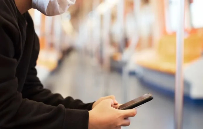 image-1751723787445-1544.webp Ilustrasi penumpang kereta menggunakan smartphone saat traveling