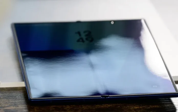 image-1752121849029-2049.webp Samsung Galaxy Z Fold 7 dalam mode terbuka dan tertutup