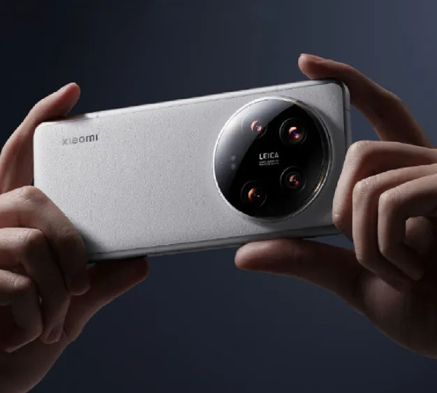 Xiaomi 14 Ultra smartphone dengan update HyperOS 2.2