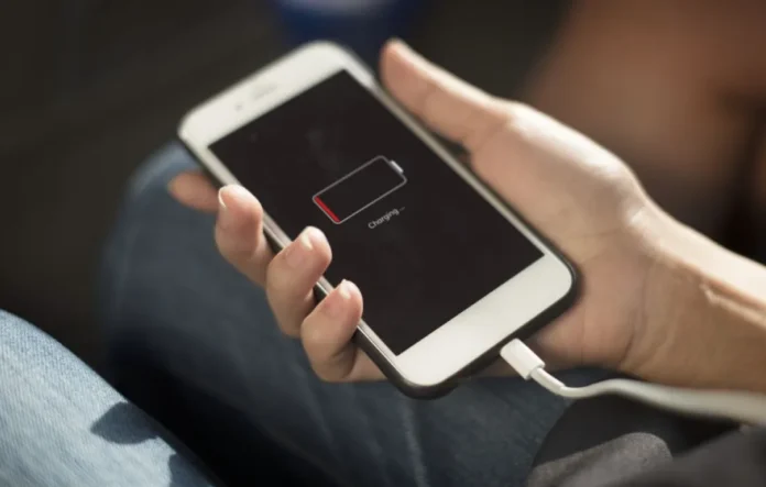 Ilustrasi baterai handphone bocor dan cara mencegahnya