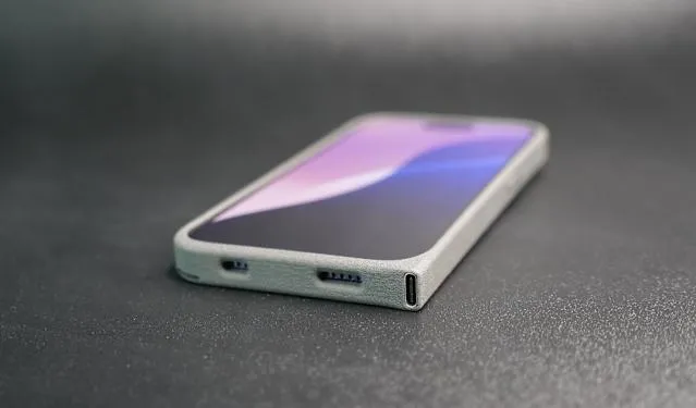 Ken Pillonel memperlihatkan iPhone case USB-C dalam video demonstrasi