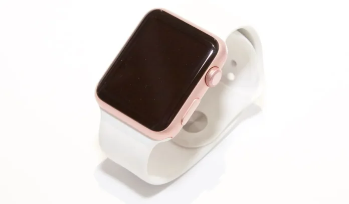 image-1753590339109-2428.webp Apple Watch Series 8 dengan layar mati di atas meja