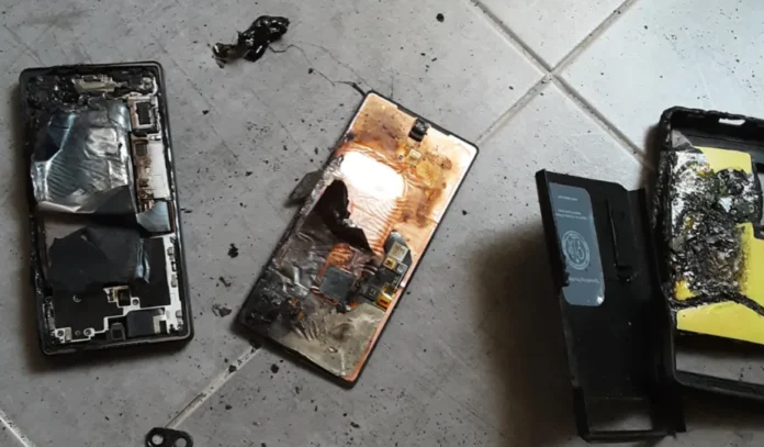 image-1753667987948-7739.webp Pixel 6a terbakar saat di-charge di meja samping tempat tidur