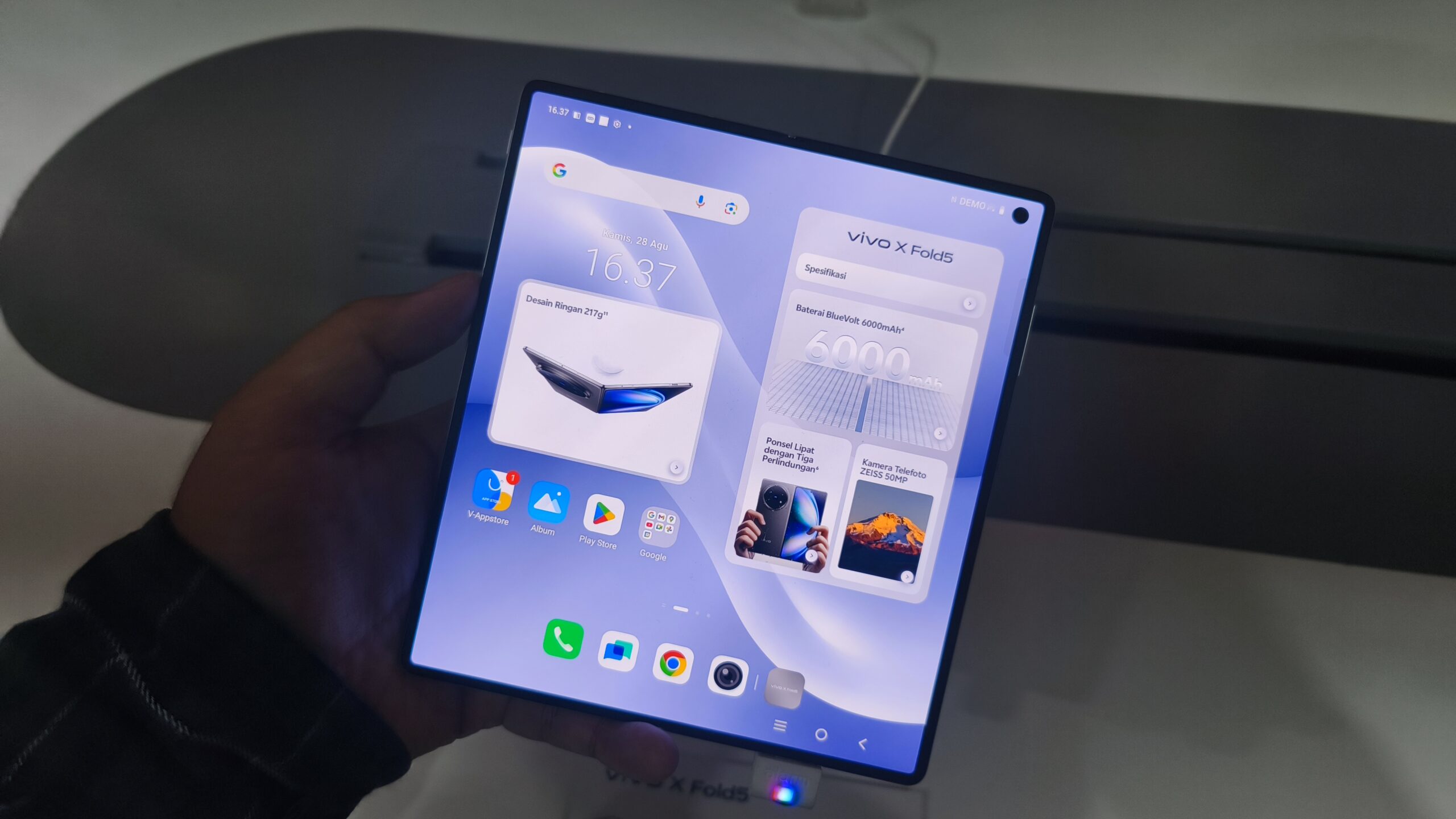 Content image for article: Vivo X Fold 5 Resmi di Indonesia: Ponsel Lipat dengan Baterai Raksasa