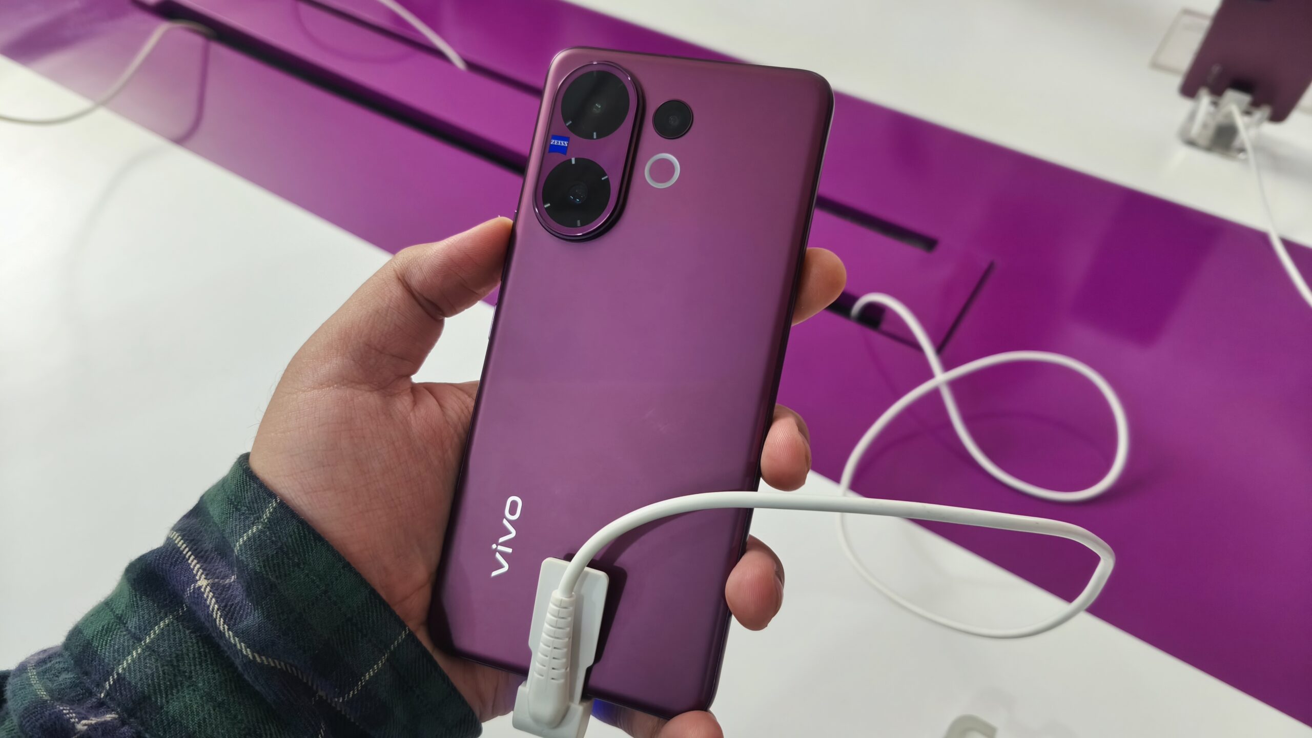 Content image for article: Vivo V60 Resmi Dirilis: Festival Phone dengan Kamera Pro dan Baterai Jumbo