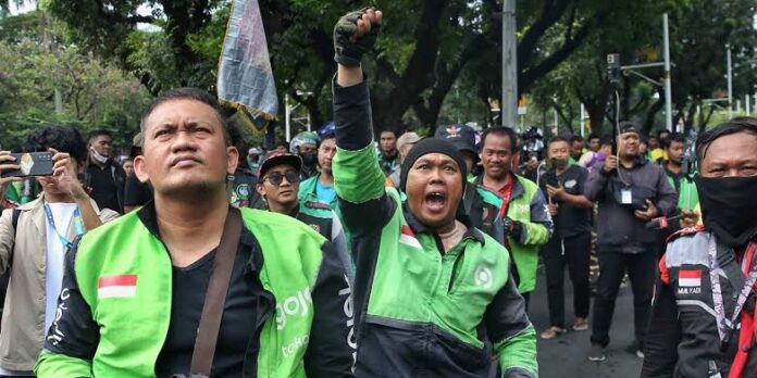 Demo Ojol ke Brimob: Ribuan Driver Turun Aksi Tuntut Keadilan Demo Ojol ke Brimob: Ribuan Driver Turun Aksi Tuntut Keadilan