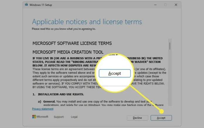 Tampilan layar persetujuan persyaratan Windows 11 dengan tombol Accept yang disorot