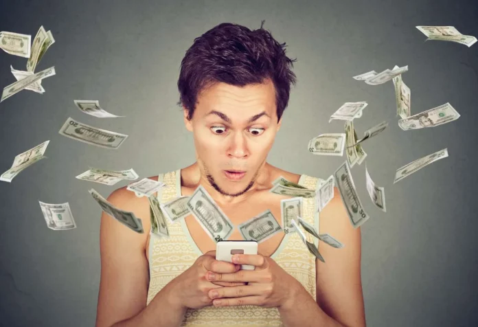 Pria terkejut melihat tagihan data seluler membengkak di smartphone