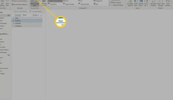 Tampilan tab View di Outlook untuk mengakses folder Arsip