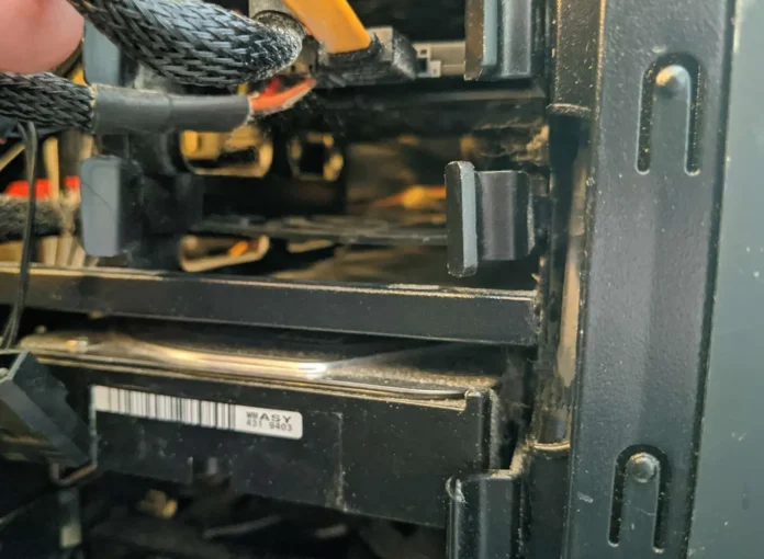Drive bay kosong di casing PC untuk instalasi SSD tambahan