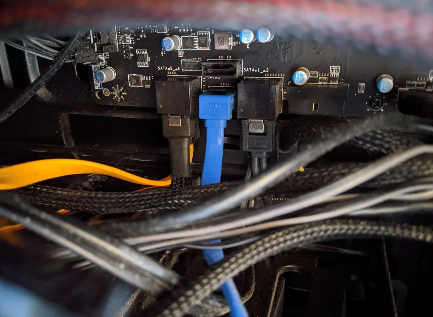 Port SATA pada motherboard