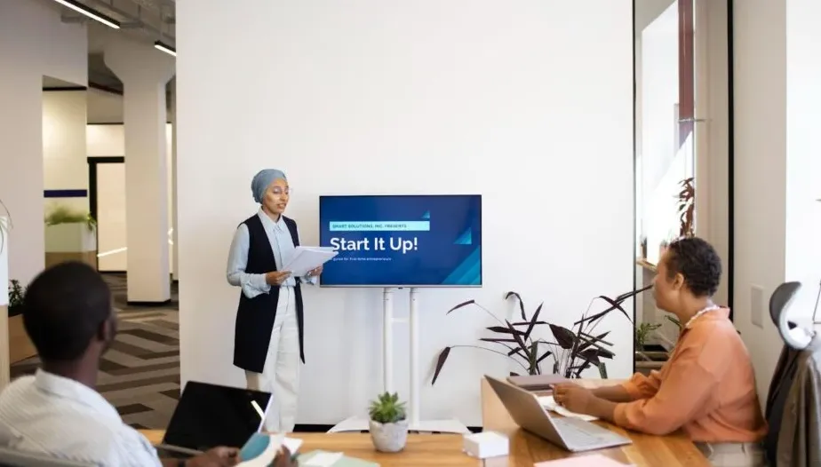 Perbandingan proyeksi di layar vs dinding