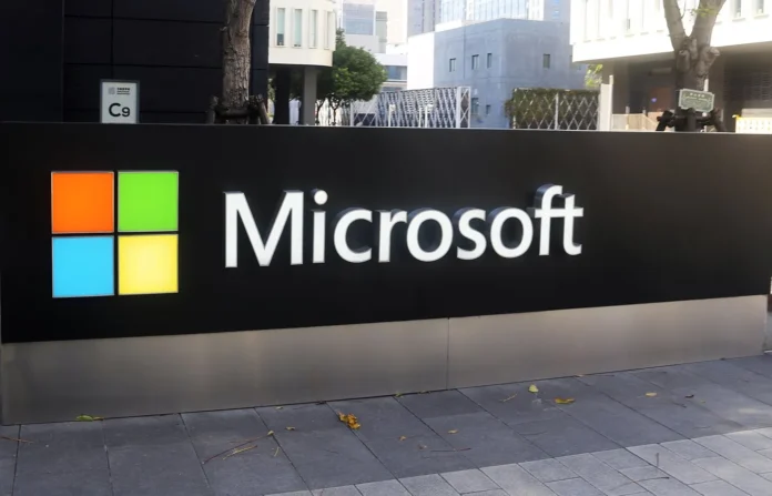 Papan nama markas Microsoft dengan latar langit biru