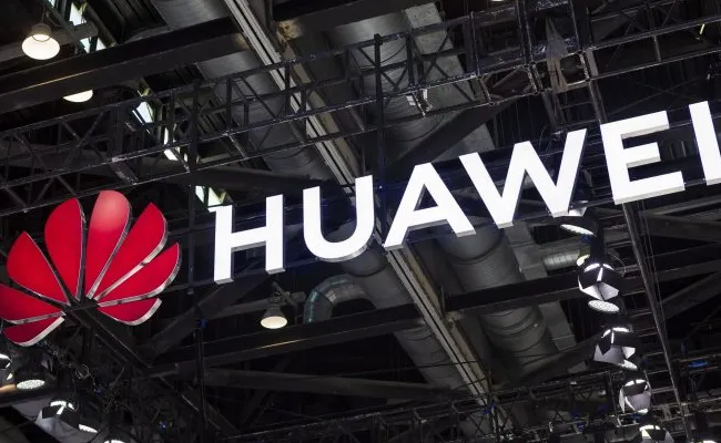 Logo merek Huawei di latar belakang gelap