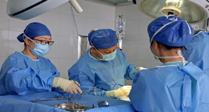 Ilustrasi operasi penyelamatan leher setelah serangan lengan robot industri