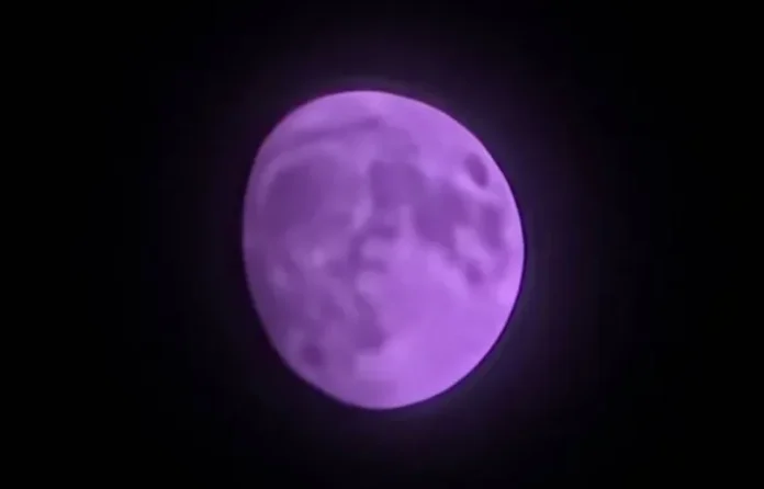 Galaxy S25 Ultra dengan S Pen di samping gambar bulan hasil zoom 100x