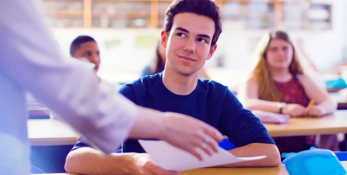 image-1756116158327-8247.webp Ilustrasi AI Grader Grammarly memprediksi nilai siswa berdasarkan data pengajar