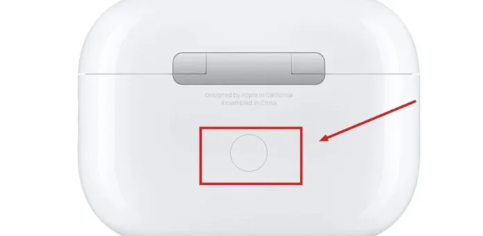 image-1756340459899-2071.webp Ilustrasi case AirPods Pro 3 dengan panel sentuh dan earbuds