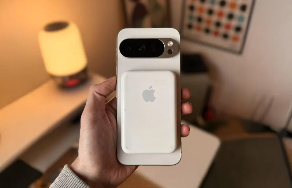 Google Pixel 10 Pro XL dengan Apple MagSafe Battery Pack terpasang