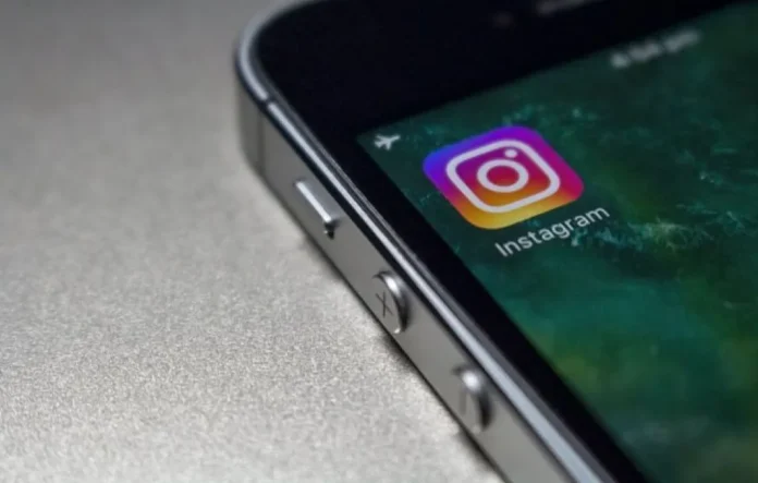 image-1757041667351-4343.webp Ilustrasi shadowban Instagram dengan ikon kunci dan gembok di atas layar ponsel