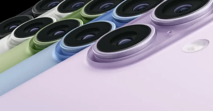 Dua tangan memegang iPhone 17 secara horizontal dengan aplikasi kamera terbuka, menunjukkan antarmuka kamera terbaru Apple