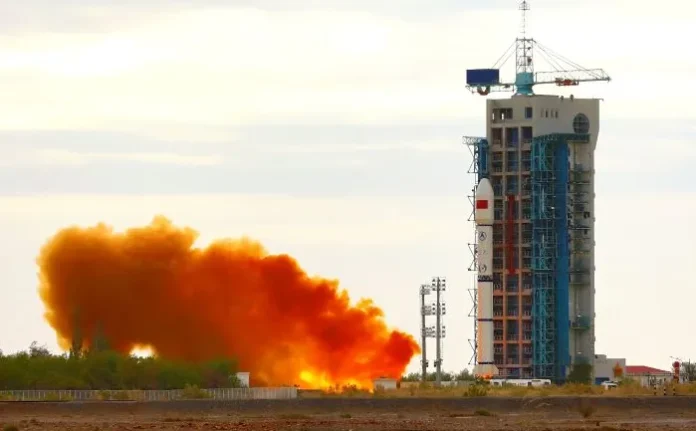 Roket Long March-2C meluncur membawa satelit uji coba internet dari Pusat Peluncuran Jiuquan China