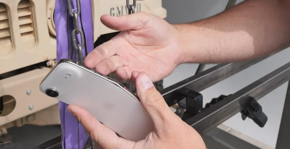 Proses uji bending iPhone Air dengan alat crane scale