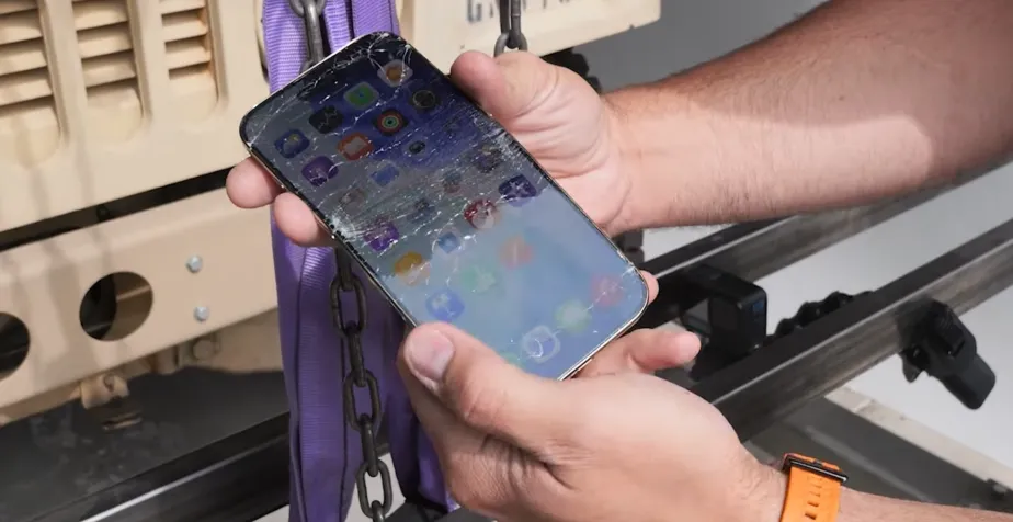 iPhone Air sedang diuji ketahanan gores dengan alat Mohs hardness scale