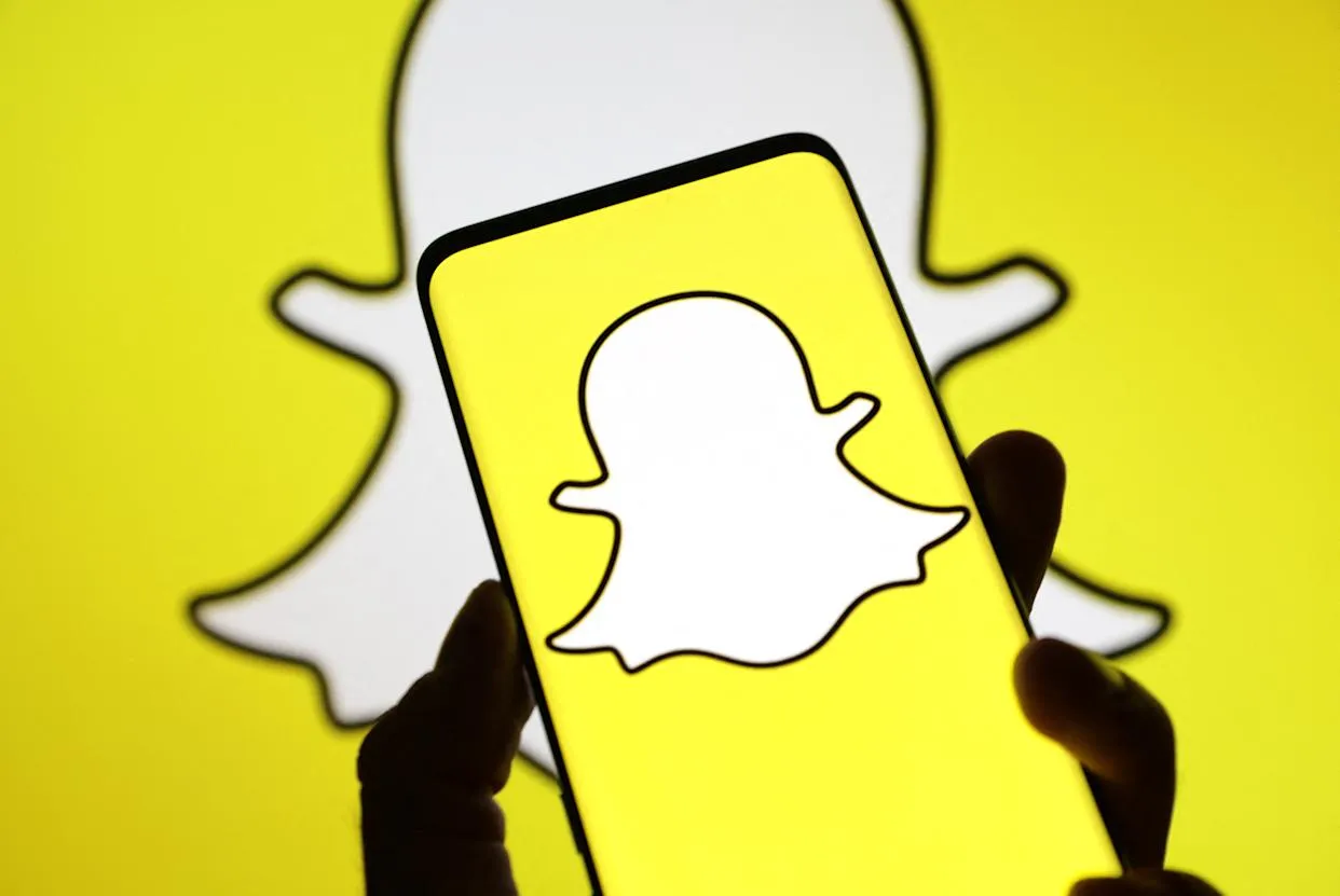 Ilustrasi antarmuka Memories Snapchat dengan notifikasi batas penyimpanan