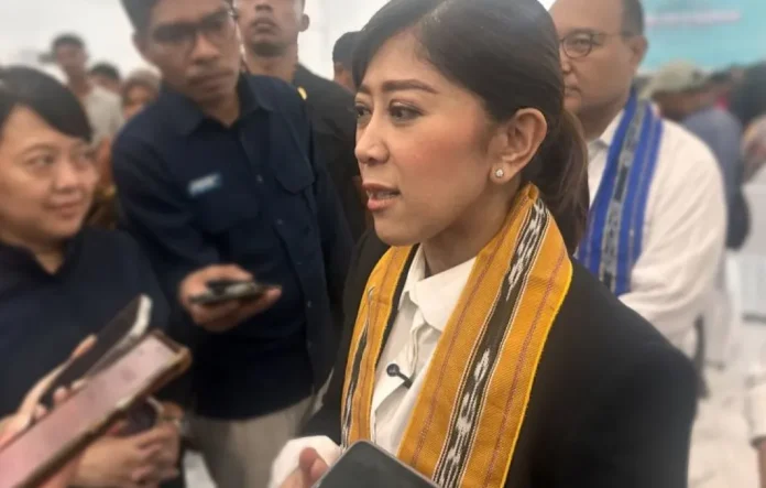 Menkomdigi Meutya Hafid menjelaskan perbedaan aturan IMEI dengan balik nama kendaraan bermotor di Ambon