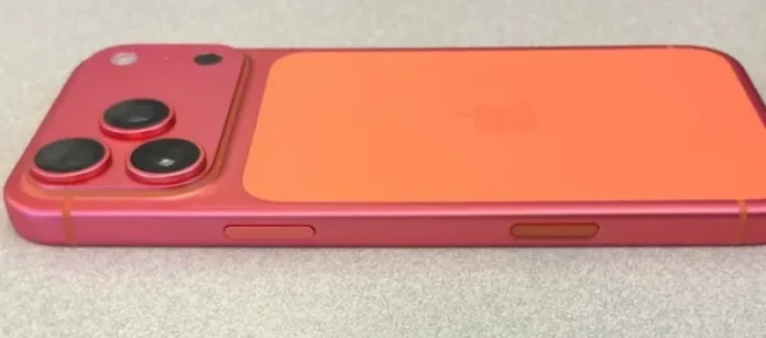 iPhone 17 Pro Max Cosmic Orange yang mengalami diskolorasi menjadi warna pink pada bagian aluminium casing