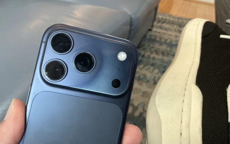 Perbandingan iPhone 17 Pro Deep Blue normal dengan yang mengalami diskolorasi pada camera bar