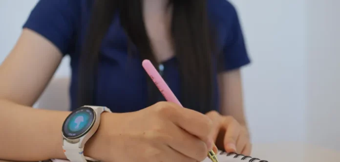 Tampilan Samsung Galaxy Watch 7 dengan aplikasi Revibe yang menampilkan dashboard monitoring fokus dan perhatian pengguna