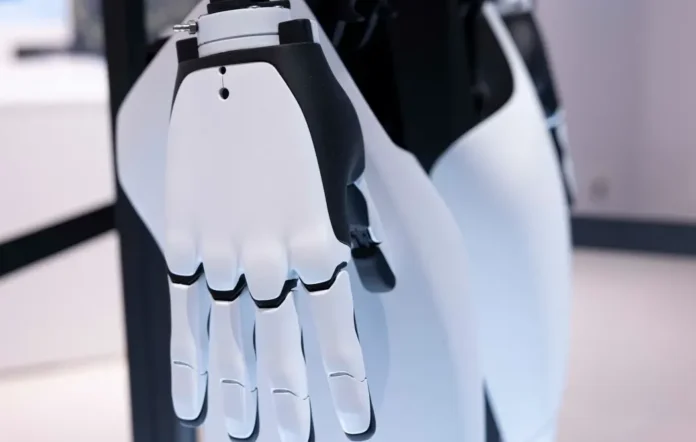 Pekerja Tesla melakukan gerakan berulang dengan kamera helm untuk melatih data robot Optimus di laboratorium Palo Alto