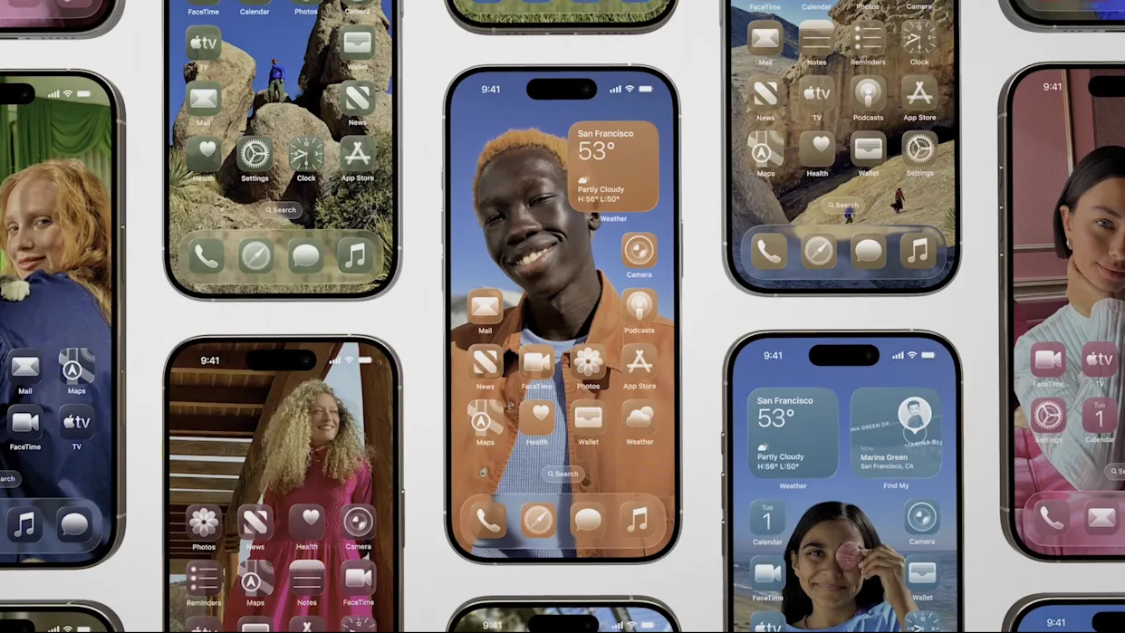 Perbandingan tampilan Liquid Glass Clear dan Tinted di iOS 26.1