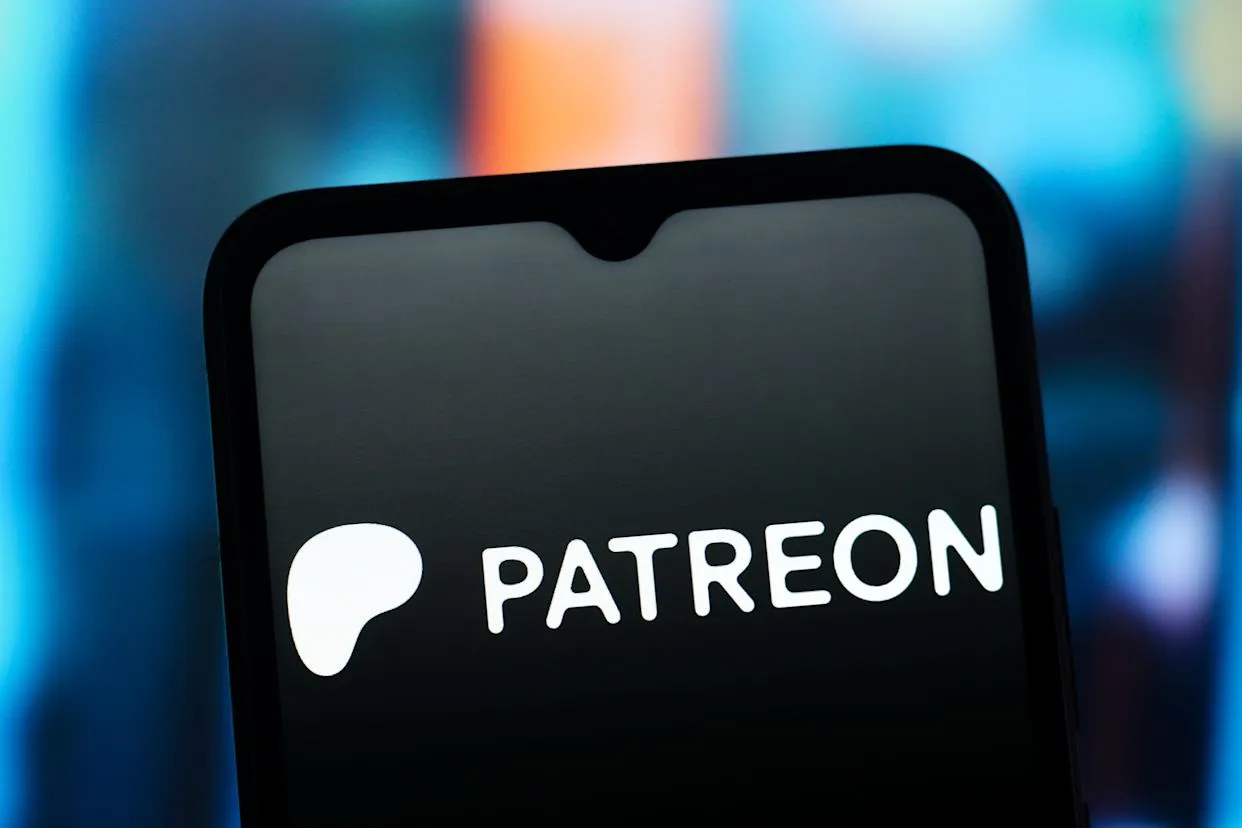Ilustrasi logo Patreon ditampilkan di layar smartphone