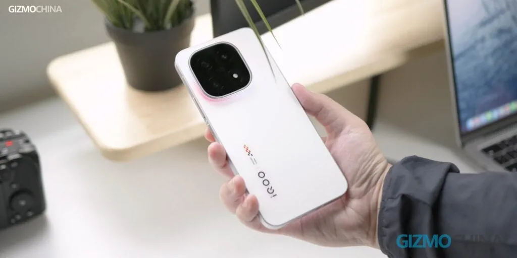 Ilustrasi konsep iQOO 15 dengan tampilan software update jangka panjang