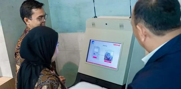 Ilustrasi proses registrasi SIM card menggunakan teknologi biometrik face recognition untuk verifikasi identitas pelanggan