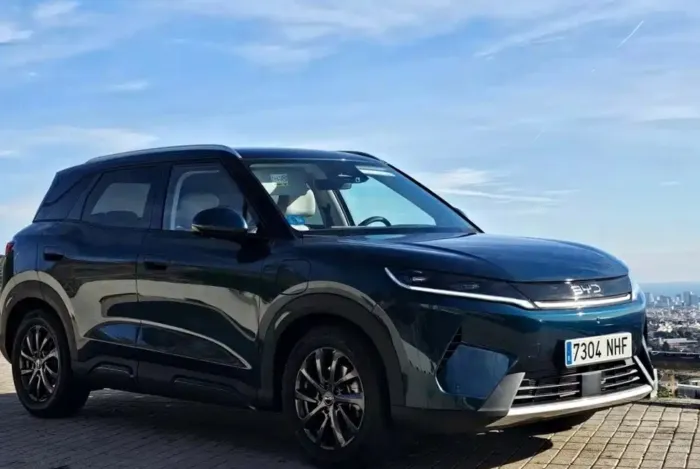 Interior BYD Atto 2 DM-i dengan touchscreen 12,8 inci dan desain kabin modern