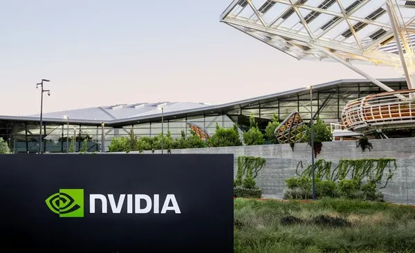 CEO Nvidia Jensen Huang memegang chip AI terbaru di konferensi teknologi