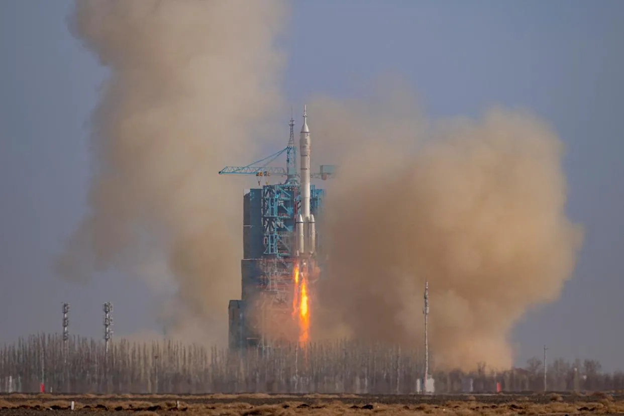 Peluncuran roket Long March-2F Y22 membawa Shenzhou-22 dari Jiuquan Satellite Launch Center