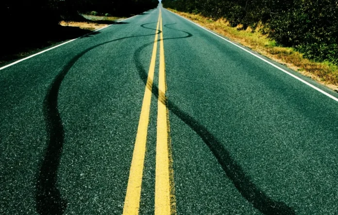 Ilustrasi konsep sistem air traffic control digital untuk mengatur lalu lintas kendaraan otonom di area drive-thru restoran cepat saji.
